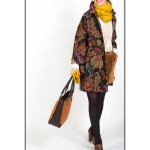 Angela con abrigo estampado floral de Love Moschino